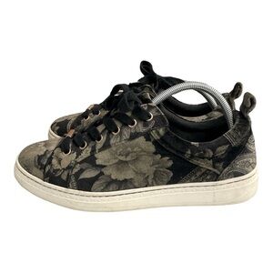 Women's Earth ZAG Black/Olive Green Faux Velvet Floral Sneakers
Shoes Size 11 B